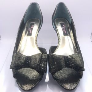 Nina heels. Black/gold. Size 8. (ii)